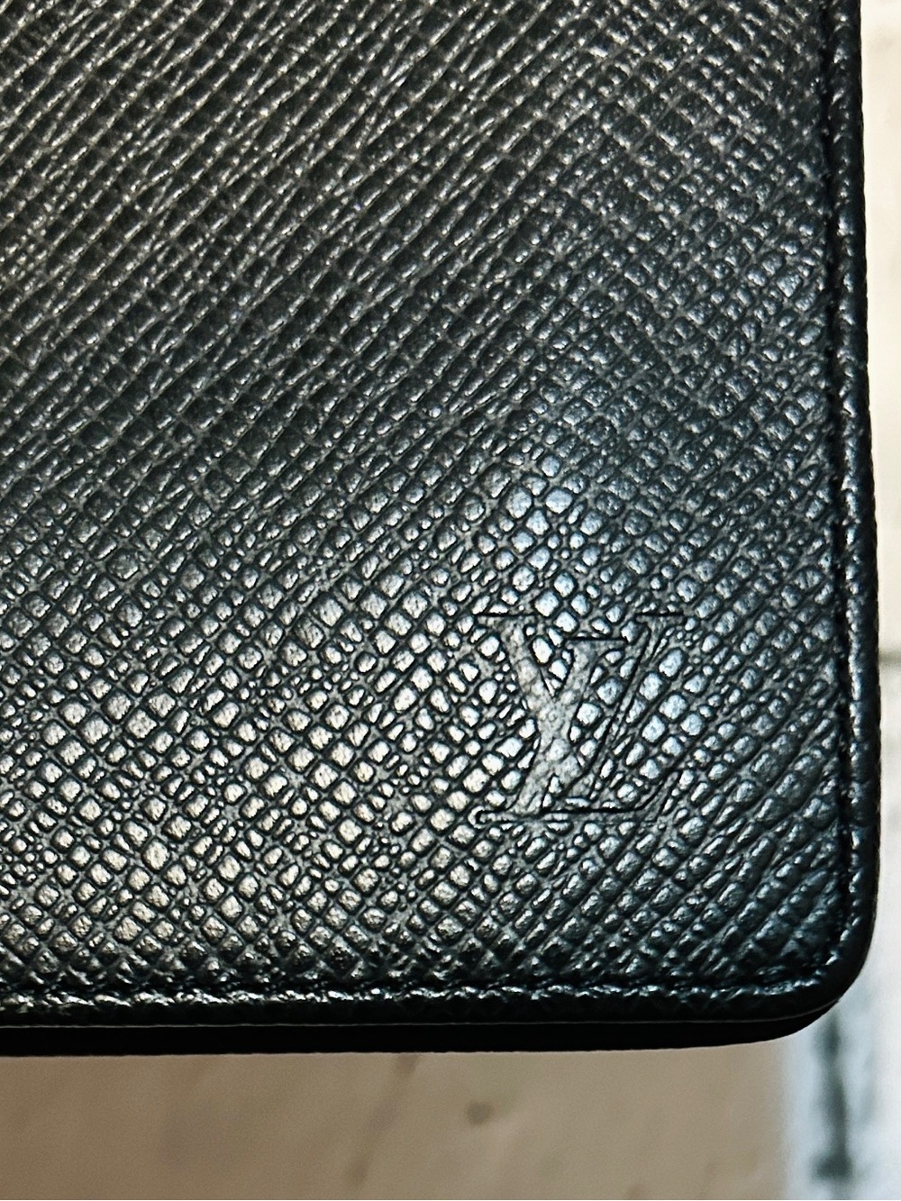 Louis Vuitton Black Taiga Textured Leather Men’s Wallet. Multiple sections- VGUC - Picture 3 of 15